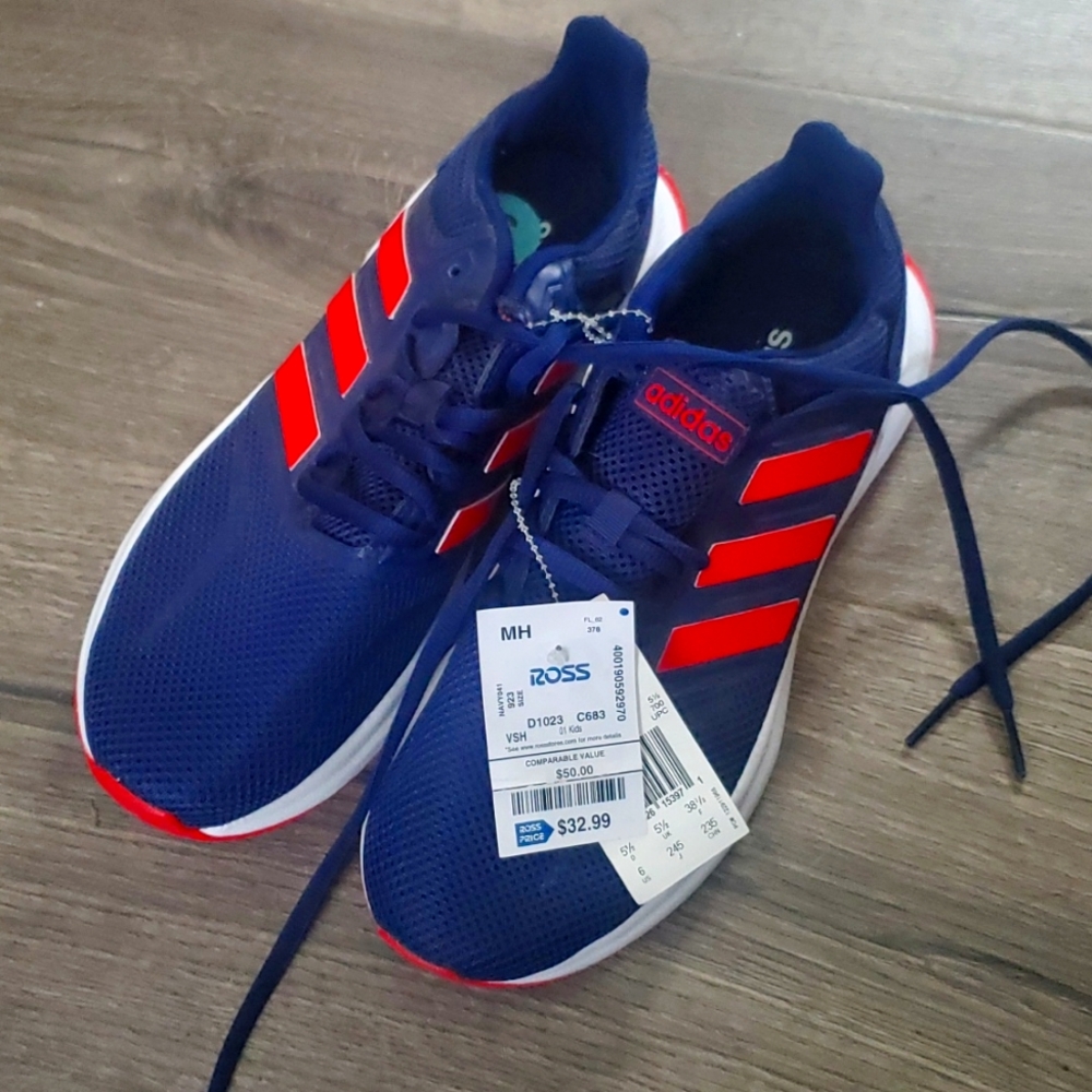 Tennis shoes
